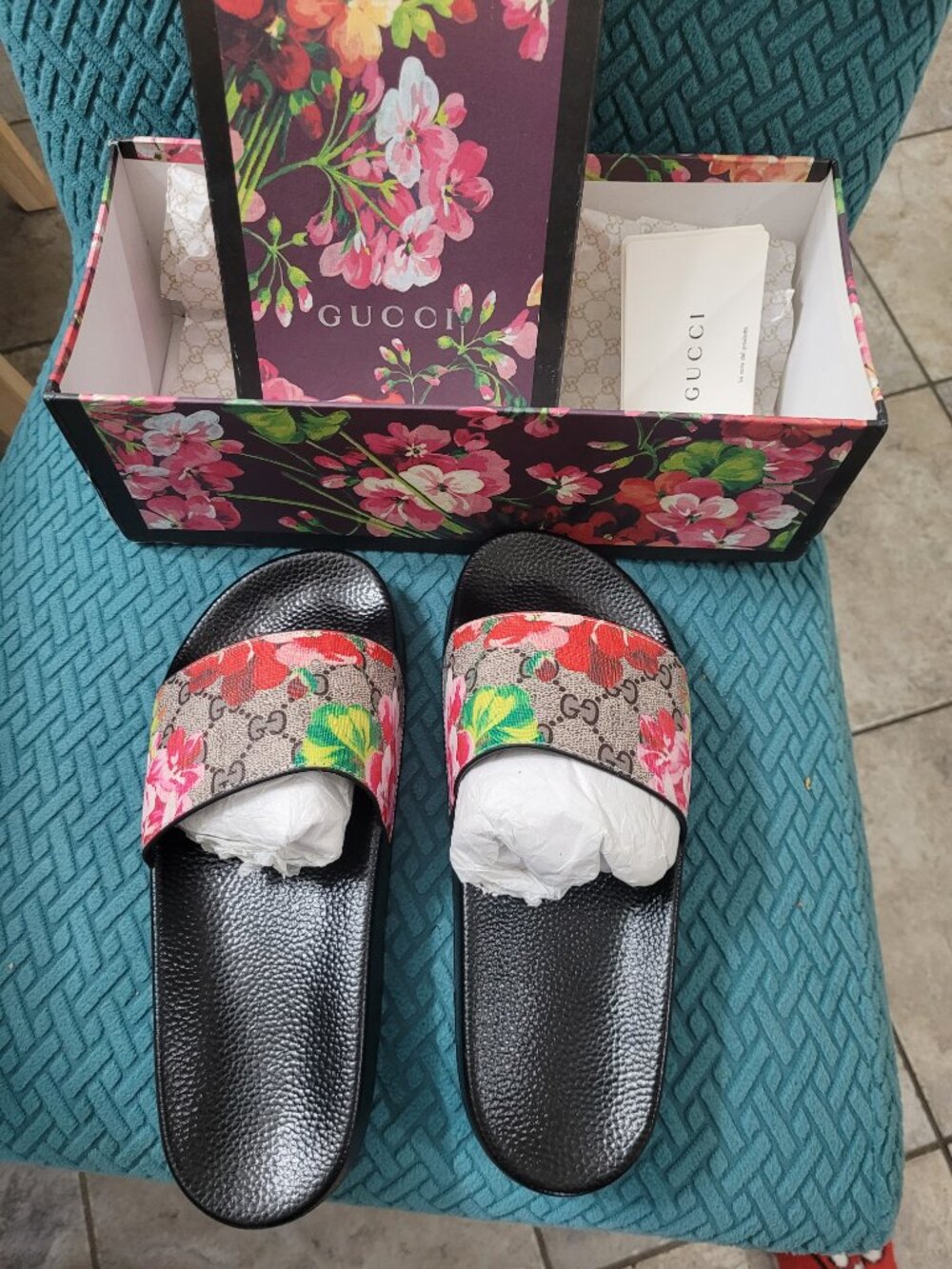 Gucci Beautiful Floral Flats/Sandals 8
